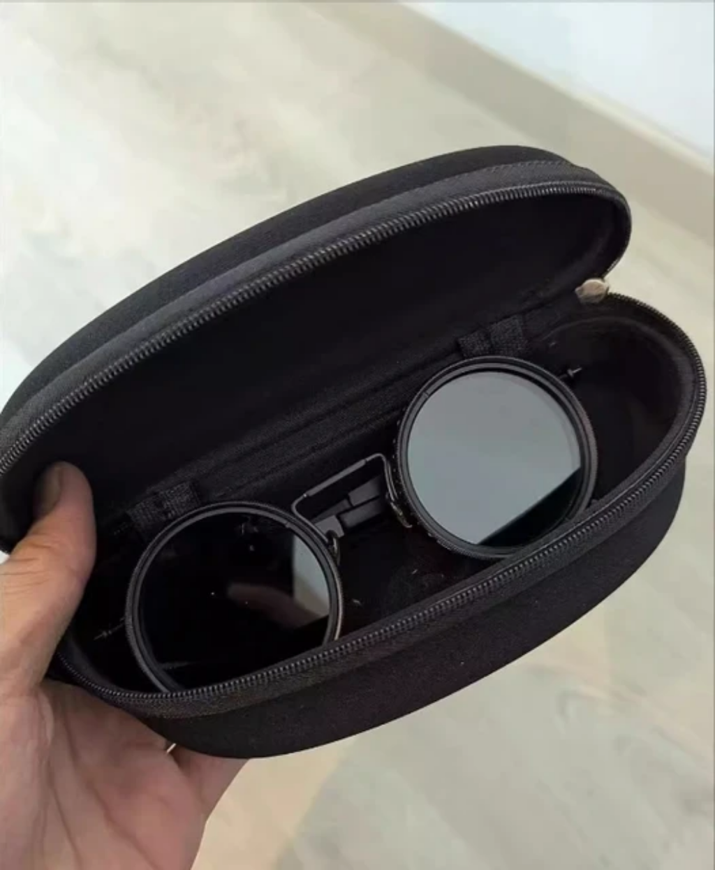 نظارة شمسية😎 ذات 9 مستويات من حجب الضوء💯 قابلة للتعديل يدويا، مناسبة في جميع المناسبات و في جميع اوقات اليوم👌.