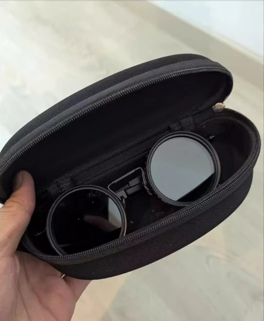 نظارة شمسية😎 ذات 9 مستويات من حجب الضوء💯 قابلة للتعديل يدويا، مناسبة في جميع المناسبات و في جميع اوقات اليوم👌.